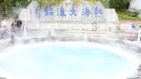 男子患肝癌晚期,拿出17万元为乡亲凿山修路,每天躺在椅子上指挥