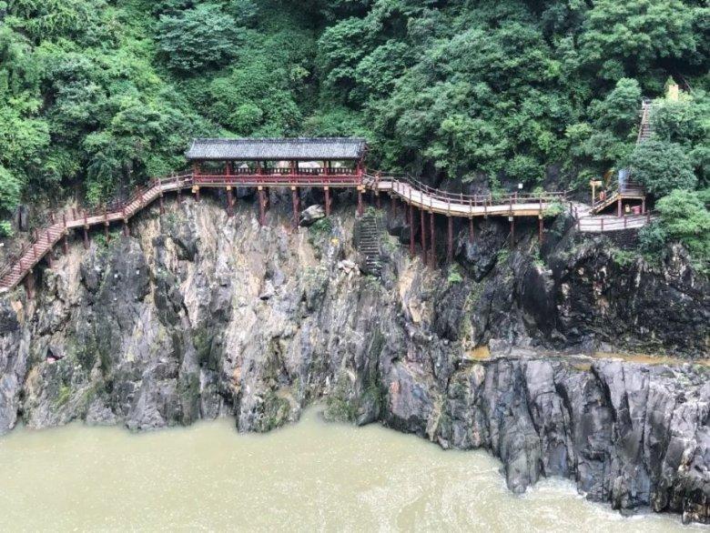 真情帮扶解民忧“送医送药”暖民心